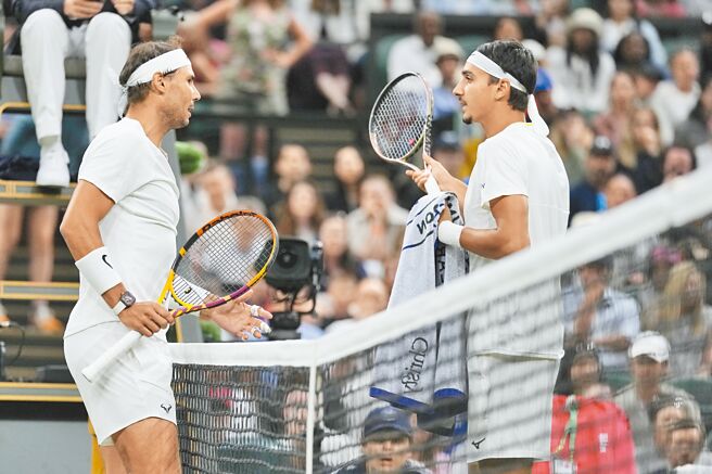 納達爾（左）第3盤把索內戈叫到網前，表示不要在對手擊球時吼叫。納達爾賽後為自己這個舉動致歉。（美聯社）