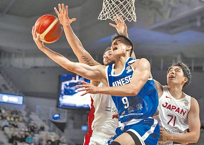 中华男篮唐维杰（前）试图在两名日本队球员防守下反勾投篮。（FIBA官网翻摄）