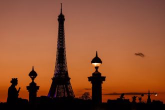 法媒：巴黎鐵塔鏽跡斑斑 需全面整修