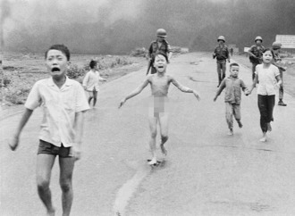 50年前越戰「燒夷彈女孩」照片撼全球 主角潘金福重生現況曝光