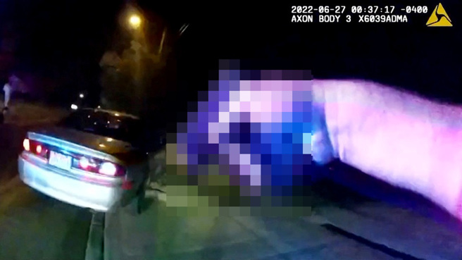美国俄亥俄州警方6月底追捕违反交通规则的非裔男子沃克（Jayland Walker），朝对方猛开枪，沃克当场死亡，身上发现多达60个枪伤。图为警方公布的密录器画面。（图／路透社、亚克朗市提供）
