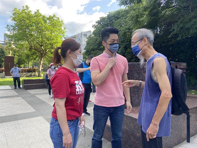 蔣萬安（中）今與港湖區議員參選人李彥秀（左）一同前往碧湖公園拜會晨運團體，勤走基層希望能獲得民眾支持。（陳薏云攝）
