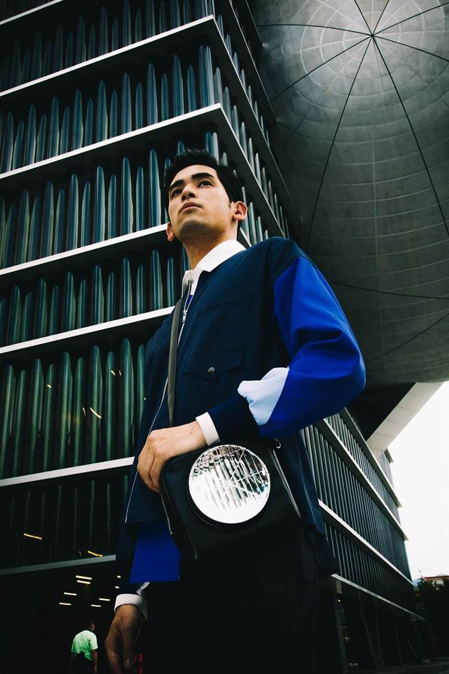 台北表演艺术中心工作人员制服亮相，由设计师周裕颖操刀，肩背包也復刻迷你版球剧场外观，方便工作人员收纳各项用具。 （JUST IN XX提供）