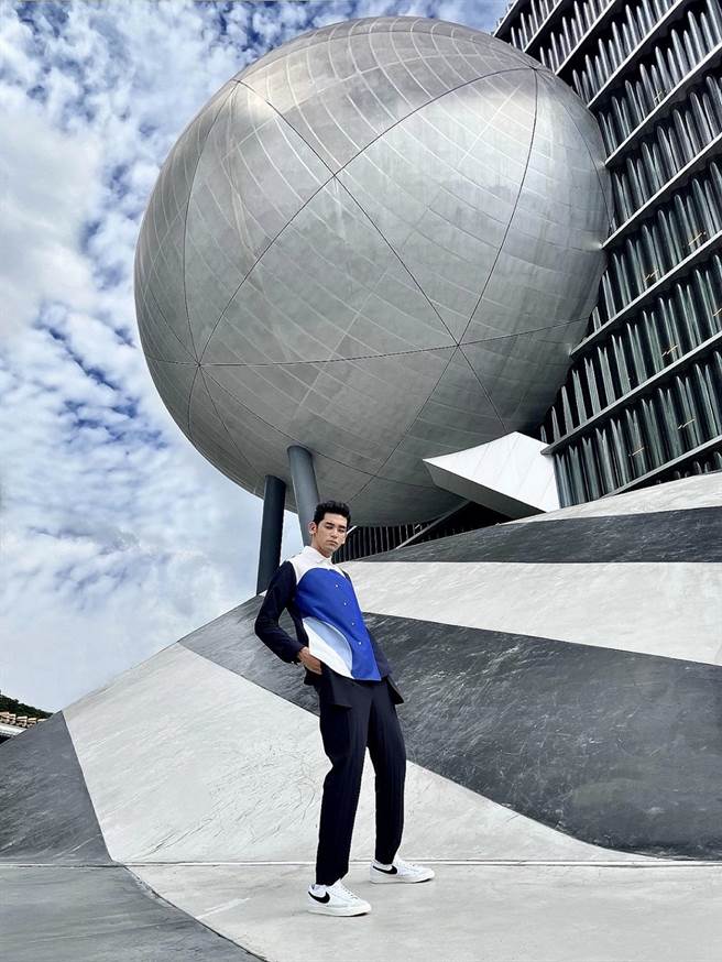 台北表演艺术中心工作人员制服亮相，由设计师周裕颖操刀，运用方块、球型与几何线条打造制服。（JUST IN XX提供）