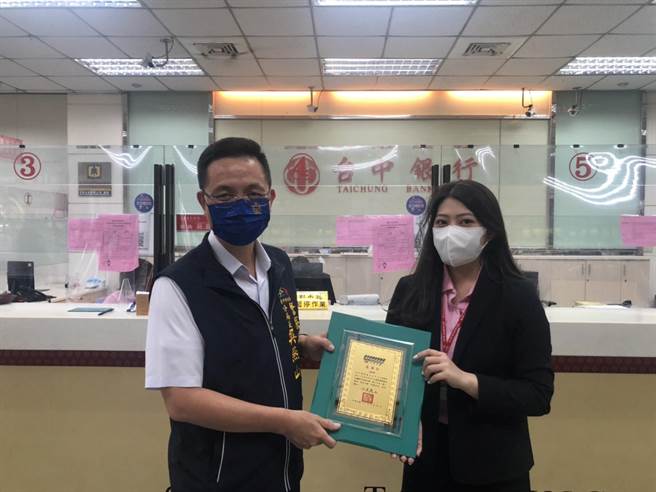 大甲警分局长吴燕山为表彰行员机警，特到银行颁发感谢状及致赠礼品等。(警方提供)