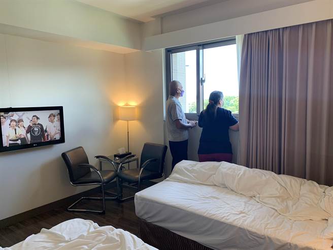 花蓮南區偏鄉癌症患者北上治療時，不只舟車勞頓，還得忍受身體病痛，因此，花蓮門諾醫院推出「安心醫療住宿」計畫，與鄰近的2間飯店合作，免費提供偏鄉弱勢癌友治療期間的住宿空間，盼能讓他們安心養病。（門諾醫院提供／羅亦晽花蓮傳真）