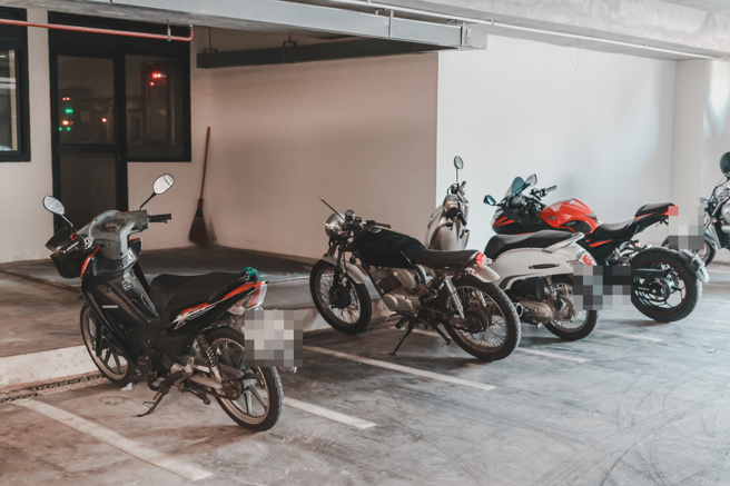 戴姓夫妻的机车未立中柱，遭邻居不满将机车踢倒，贴纸条骂自私，要求赔偿精神抚慰金50万。（示意图/Shutterstock提供）