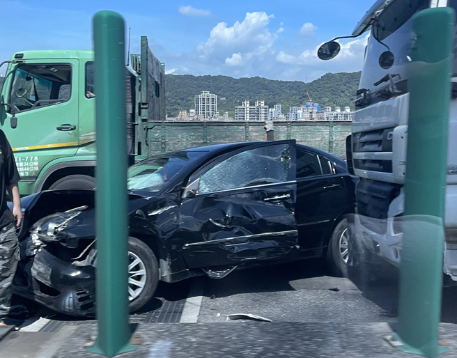 台65线砂石车与小客车碰撞事故，小客车车头全毁。（图／记者爆料网提供）