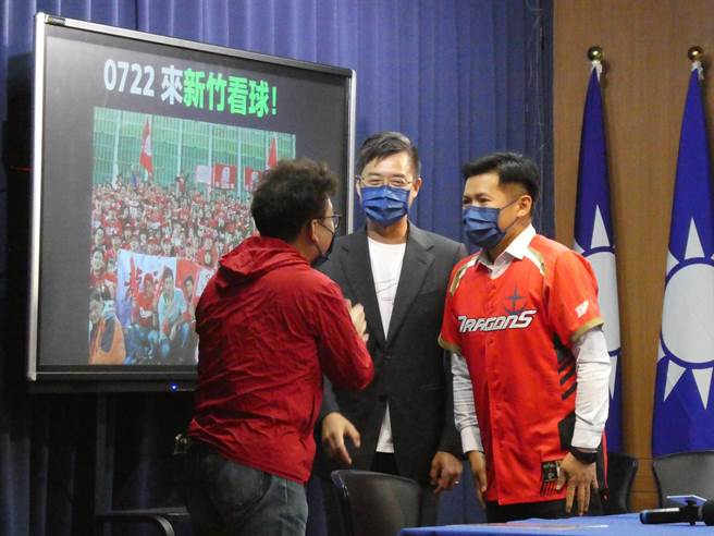 新竹市长林智坚过去在中华大学的硕士论文遭指控抄袭，清大通识中心兼任助理教授、国民党文传会副主委何志勇今表示，这件事情本身就有争议，但要看当时竹科与中华大学签约内容，才能厘清全貌，中华大学相关研究案教授也应解释。（周志豪摄）