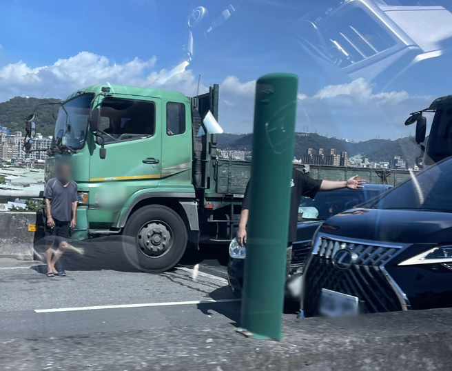 台65线砂石车与小客车碰撞事故，小客车车头全毁。（图／记者爆料网提供）