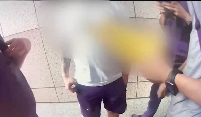 黄姓、林姓嫌犯声称他们将被害人软禁在饭店，被害人吃得好睡得好。（翻摄画面）