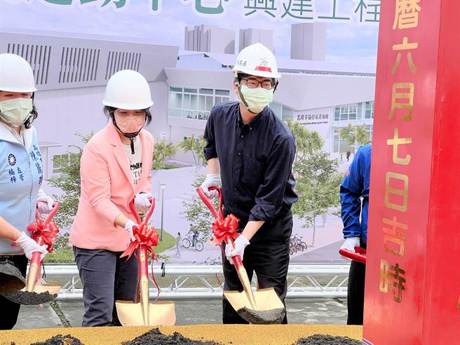 高雄市楠仔坑運動中心5日舉行動土典禮，高雄市長陳其邁（右起）、民進黨立委劉世芳出席。（林瑞益攝）