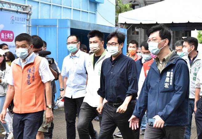 高雄市楠仔坑運動中心5日舉行動土典禮，高雄市長陳其邁（前右二）出席。（林瑞益攝）