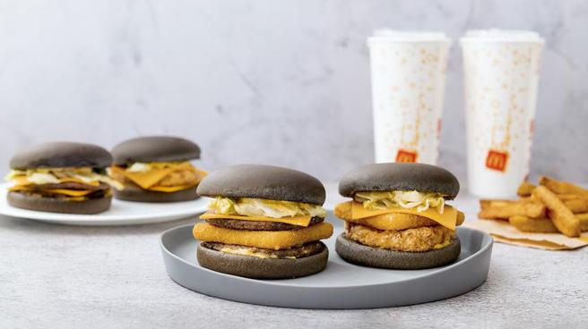 （麦当劳首次以整块起司入馅，自7月6日至8月16日限推出全新「微牵丝起司排双牛脆猪堡」与「起司双牛猪排堡」。图／台湾麦当劳提供）