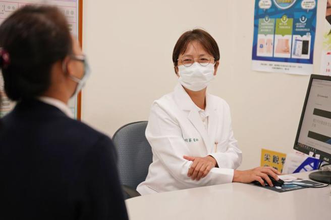 花蓮慈濟醫院新陳代謝內分泌科主治醫師謝明蓁指出，「甲狀腺風暴」是甲狀腺機能亢進症最嚴重的急性併發症，會造成心肌衰竭、意識模糊，死亡率非常高，病人應注意按時就醫服藥。（圖/ 中央社）