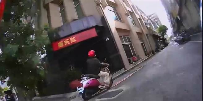新興分局交通分隊員警巡邏時見宋婦闖紅燈，警笛響起時宋婦還企圖往巷內逃逸。（翻攝照片／崔正綱高雄傳真）
