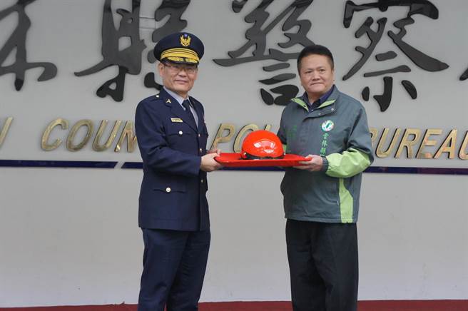 雲林縣議會最資深議員李建昇（右）今宣布退選，消息震撼政壇，圖為2015年他以無名氏名義捐贈2000頂安全帽給雲林縣警局。（本報資料照片）