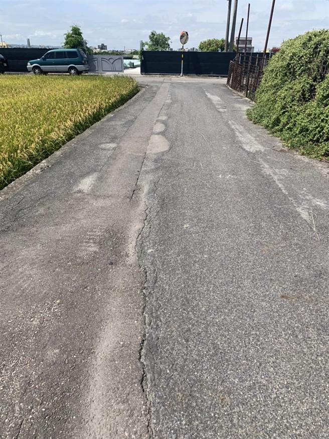 自来水装设工程后，虽有进行「假封层」，却只舖设部分路面，使得整条道路出现高低不平的落差。（议长张清照服务处提供）