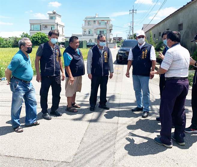 议长张清照（左五）今天特与经发局、清水区公所、裕嘉里长洪瑞昌、田寮里长许进兴等人，一起实地会勘。（议长张清照服务处提供）