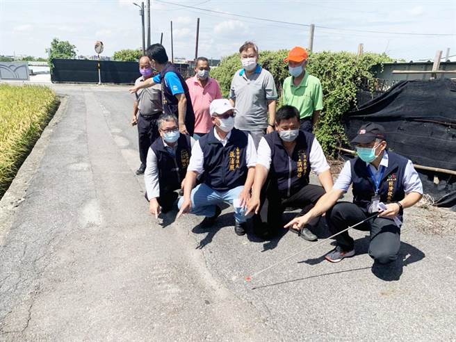 张清照（前左二）表示，「路平、灯亮、水沟通」是政府对人民最基本的保障，乡亲出入应有一条平整且安全的道路可行。（议长张清照服务处提供）