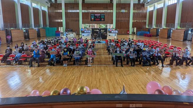 今(5)日举办110学年度国小推动双语教育绩优颁奖暨双语教材发表会，新北市副市长刘和然也与地方民代及其代表出席，表扬各校及教师对双语教育的付出。(黄敬文摄)