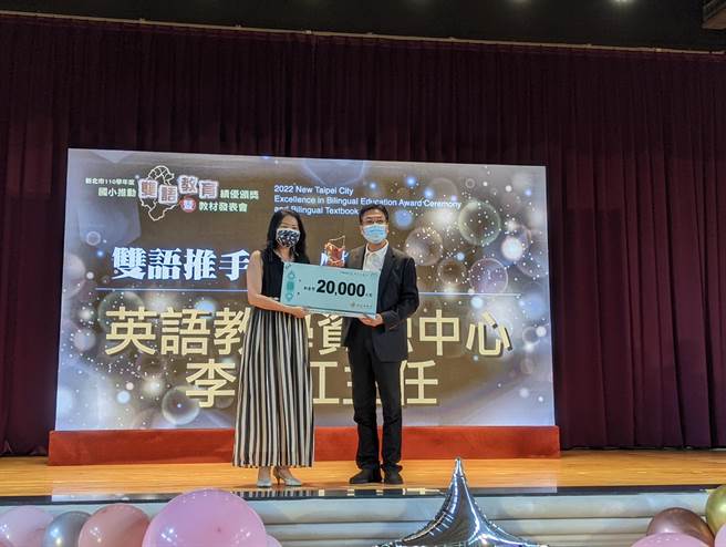 英资中心主任李美江(图左)表示，因为觉得教师要从零开始建立一套教材是非常辛苦的，因此在一年前萌生研发编辑这套双语教材的想法，英资中心随后着手邀集优秀的国内外相关老师一同来编辑这教材。(黄敬文摄)