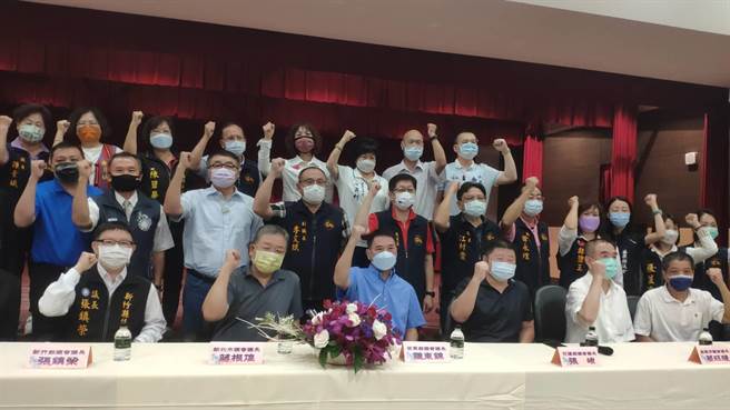 身兼全国正副议长联谊会总会长的新北市议长蒋根煌，5日带队声援苗栗议长锺东锦。（李京升摄）