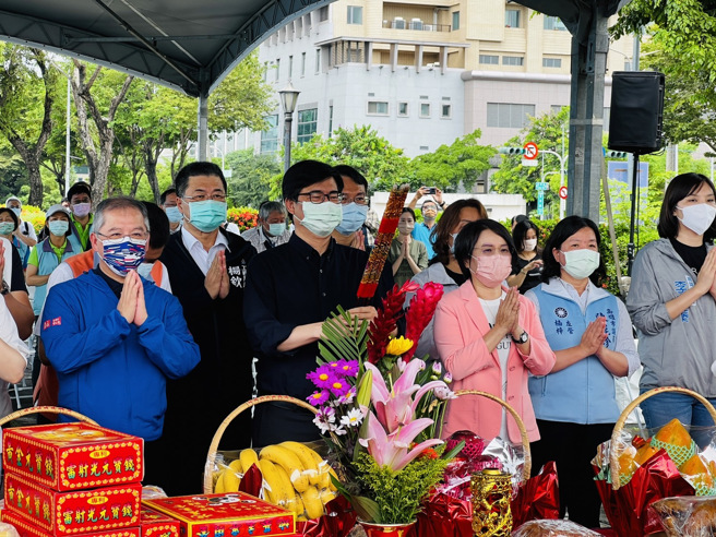 「高雄市楠梓区全民运动馆动土典礼」，祈福工程顺利进行，中为高雄市市长陈其迈市长、左1为教育部参事叶丁鹏。（体育署提供）