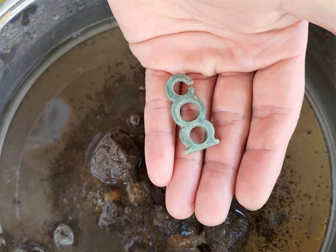 新北市立十三行博物館辦理為期1個月的「考古篩洗」工作，其中更篩洗出一件台灣極為罕見的「多環形玉玦」；館方表示，多環形的玉玦非常稀有，先前出土的玉玦也僅為單環形，可見其珍貴性。(十三行博物館提供)