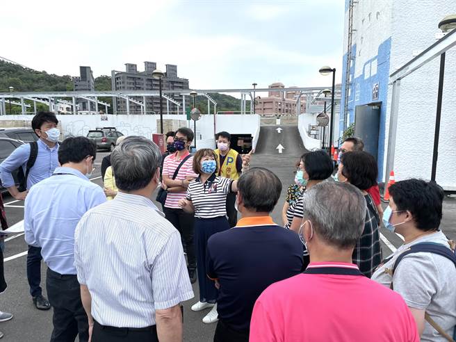 对于新北市政府规划在泰山义学立体停车场顶楼设置太阳能光电系统收益，却引发邻近居民的抗议；新北市议员赖秋媚表示，若是因为推广太阳能光电而造成其他危害或疑虑，市府不应该贸然放行厂商进场施工。(新北市议员赖秋媚办公室提供)