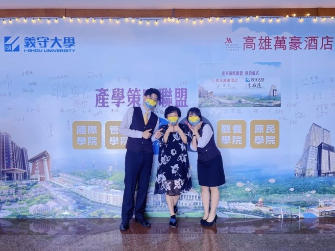 义守大学链结集团优势，提供多元的产学合作机会，来自马来西亚的何美诗(右)，就是最直接的受惠者(资料画面来源：义守大学提供)。