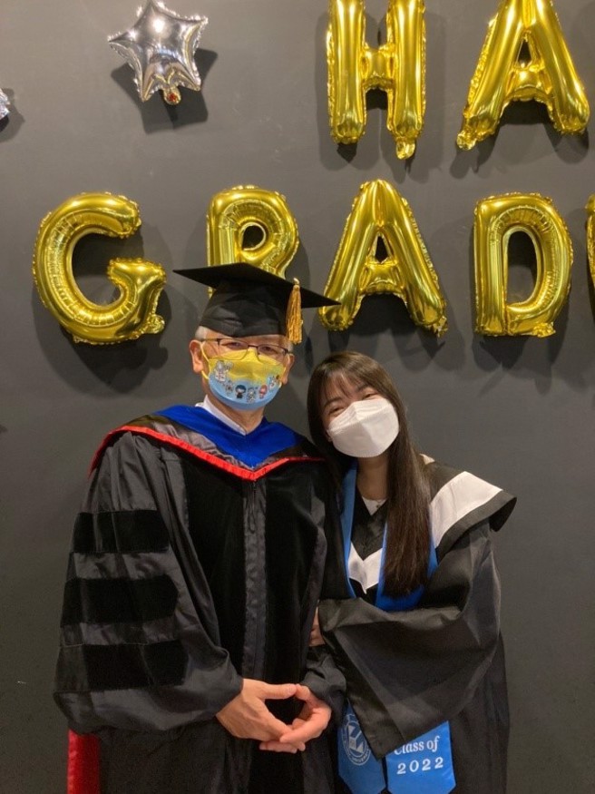 何美诗感谢义守大学提供软硬资源，从学习的经验中累积养分，让她四年的求学旅程收穫良多。(照片/义守大学提供)。