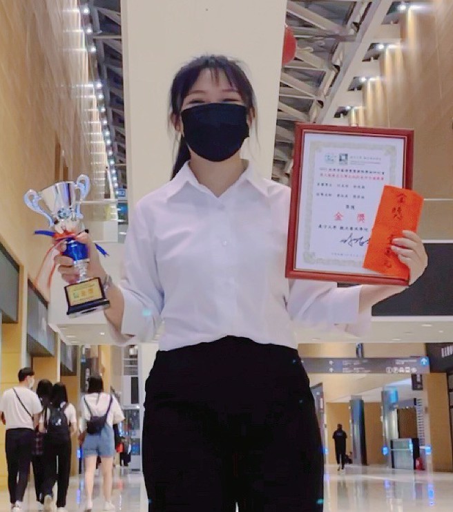 勇于挑战自己的何美诗，曾参与义大观餐杯「臺湾在地创意伴手礼」竞赛，以外国游客的角度，设计方便携带的伴手礼特色，一举夺冠。(照片/义守大学提供)