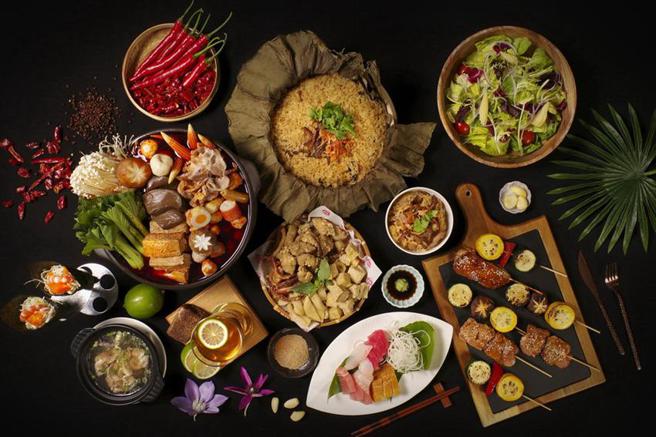 （台北花園大酒店「仲夏饗食祭」登場，「饗聚廚房」自助餐廳四人同行一人免費。圖／台北花園大酒店提供）