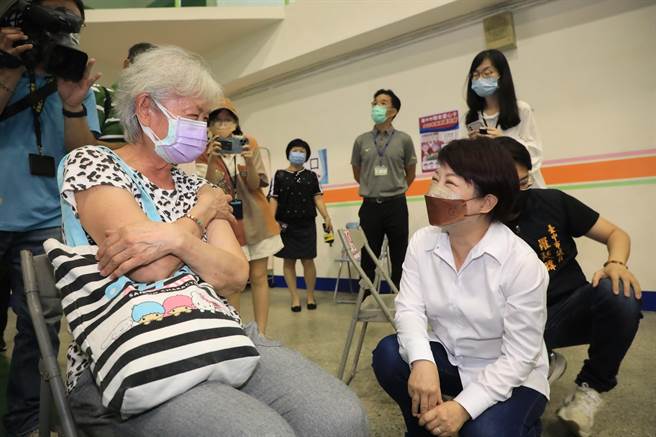 台中市自5日起开设第二波长者第4剂疫苗快打站，市长卢秀燕到崇伦国中快打站视察。（陈淑芬摄）