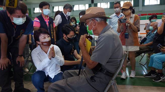 台中市自5日起开设第二波长者第4剂疫苗快打站，市长卢秀燕到崇伦国中快打站视察。（陈淑芬摄）