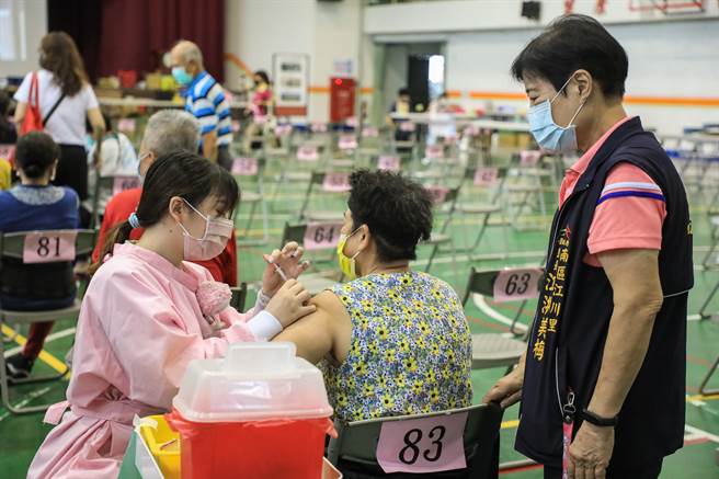 台中市自5日起开设第二波长者第4剂疫苗快打站，市长卢秀燕到崇伦国中快打站视察。（陈淑芬摄）