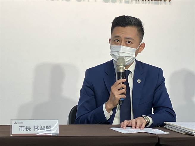 林智堅5日中午親上火線澄清表示包括台大國發所及中華大學的碩士兩篇論文都沒有問題，對於這種抹黑、造謠，一定會提告。（王惠慧攝）