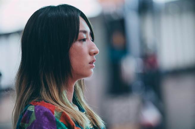 柯佳嬿形象大突破，饰演一个栽在渣男手上的自卑少女。（Netflix提供）