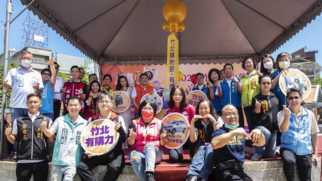 竹北購物節開跑，竹北民代們號召全國民眾來竹北消費，幸運者將能抽中最大獎油電車和20萬元現金。（羅浚濱攝）