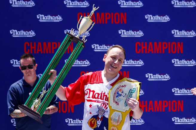 美國男子徹斯納特（Joey Chestnut）於紐約州科尼島（Coney Island）舉辦的年度大胃王比賽中第15度奪冠。(圖／路透社)