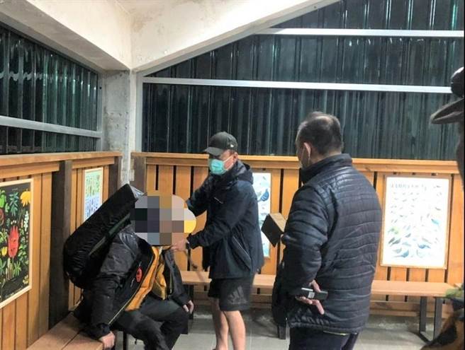 向阳所警员与山屋管理员找到张男后，关心他的身体状况。（关山分局提供／蔡旻妤台东传真）