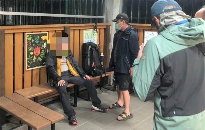 向阳所警员与山屋管理员找到张男后，关心他的身体状况。（关山分局提供／蔡旻妤台东传真）