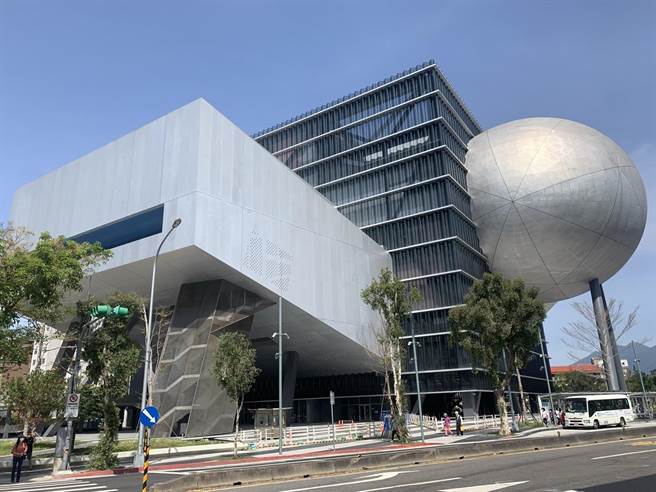 被譽為士林新地標台北表演藝術中心試營運期間問題一籮筐，正式開幕後也罵聲一片。（黃婉婷攝）