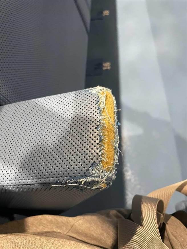 北藝中心場館內座椅破損海綿外露。（台北市議員黃郁芬提供）