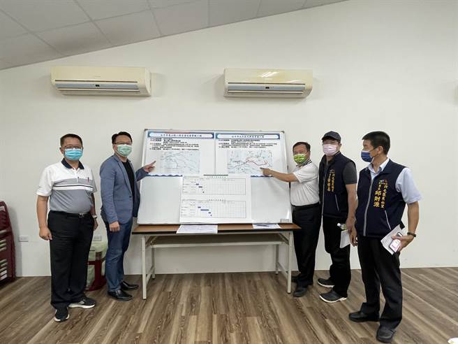 立委庄竞程、市议员曾朝荣5日邀集自来水公司、台中市经发局、建设局等代表举行「大坑地区自来水改善工程协调会」，希望为北屯大坑里、民德里解决供水问题。（冯惠宜摄）