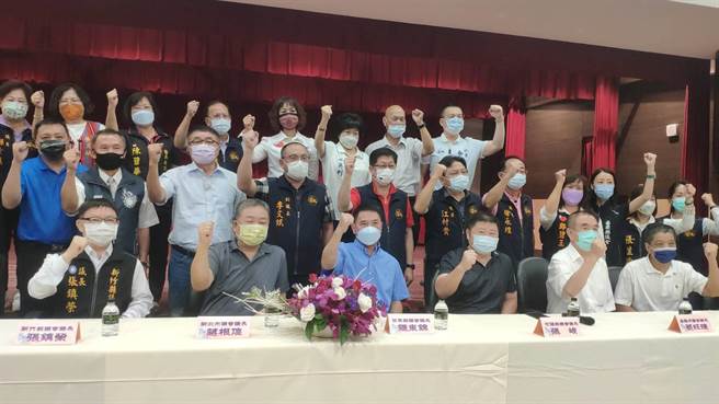 身兼全国正副议长联谊会总会长的新北市议长蒋根煌，5日带队声援争取参选的苗栗议长锺东锦。（李京升摄）