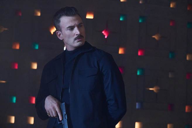 克里斯伊凡飾演大反派，一字鬍引熱議。（Netflix提供）