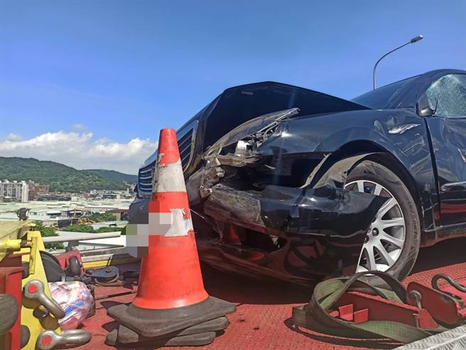 今(5)日泰山區台65線高架橋上發生一起曳引車與自小客車碰撞的車禍，造成自小客車車頭嚴重毀損。(林口警分局提供)