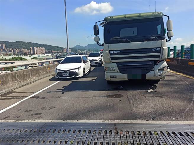 車禍現場也造成台65線快速道路回堵嚴重，警方獲報後趕抵現場處理事故，約1小時內恢復交通順暢。(林口警分局提供)